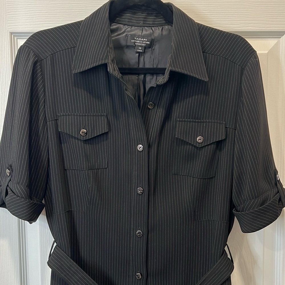 TAHARI Arthur S. Levine Essentials Button Down Mini Dress PinStripe. Size 10